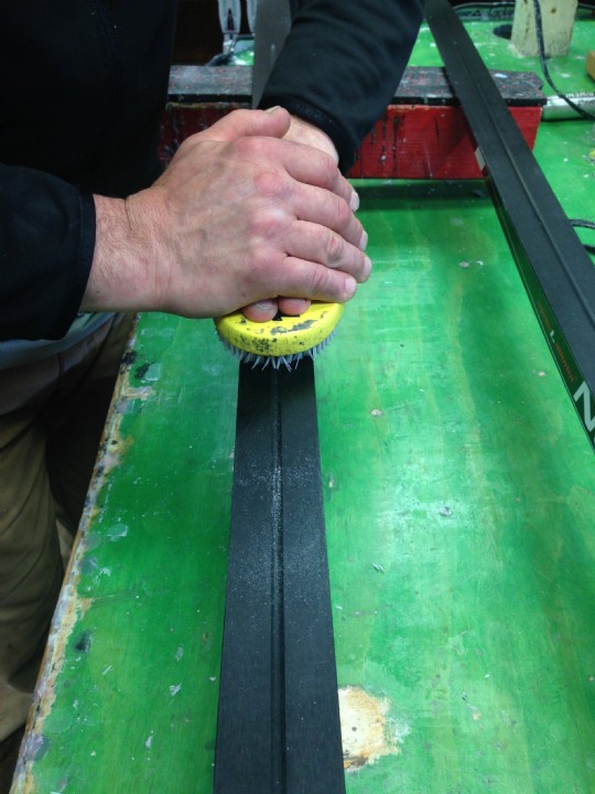 Brushing Nordic ski bases
