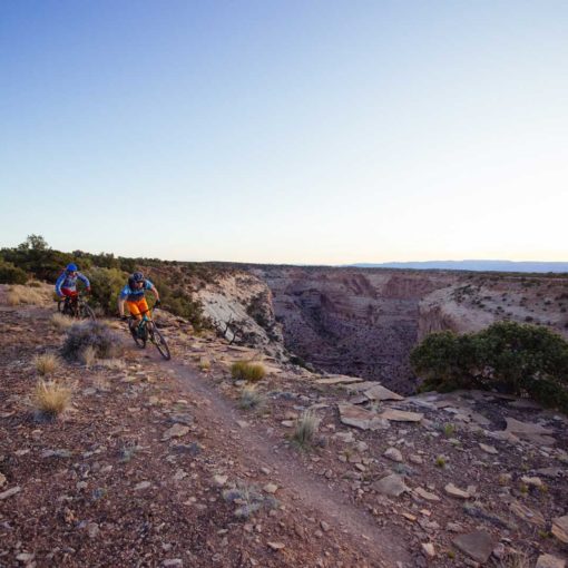 Two mountain bikers on the Good Water Rim trail in Utah