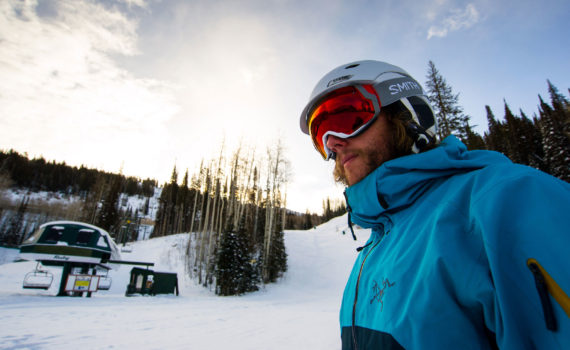Skier wearing Smith ski goggles and helmet