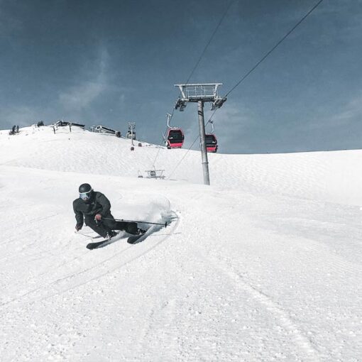 Skier carves a turn on the Atomic Maverick Ski