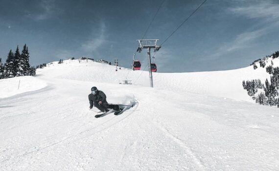 Skier carves a turn on the Atomic Maverick Ski