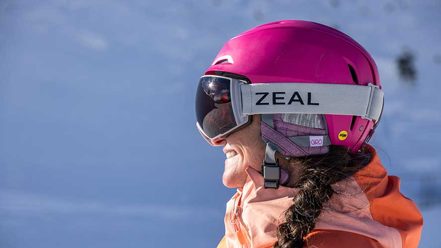 ESP_2023_12_13_JANS_Ski_Test_087-_888x500 Jans Expert wears Zeal spherical lenses while skiing at Deer Valley Resort.