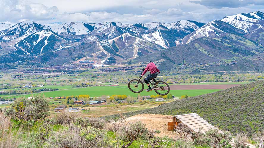 Jans experts flies through the air at Trailside bike park
