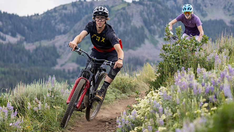 Jans Experts blast through the Bonanza flat trail sporting Fox's bike attire